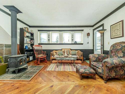 2725 Valley Ridge Road, Frank, AB - Indoor Photo Showing Living Room