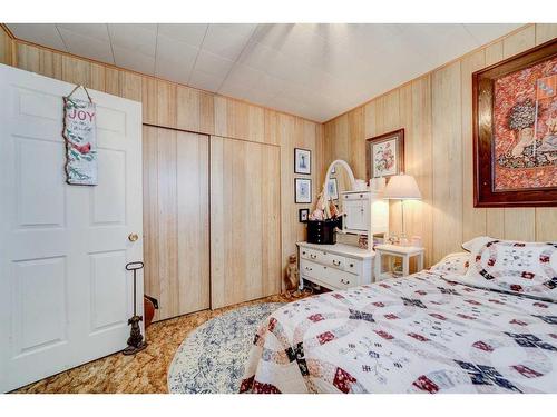 1158 Albert Avenue, Pincher Creek, AB - Indoor Photo Showing Bedroom