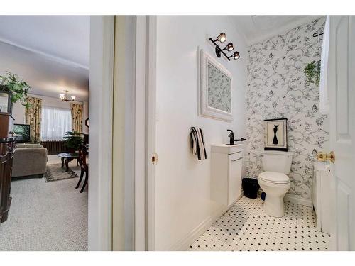 1158 Albert Avenue, Pincher Creek, AB - Indoor Photo Showing Bathroom