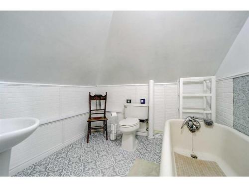 1158 Albert Avenue, Pincher Creek, AB - Indoor Photo Showing Bathroom
