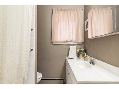 905 Highway Avenue, Nobleford, AB - Indoor Photo Showing Bathroom