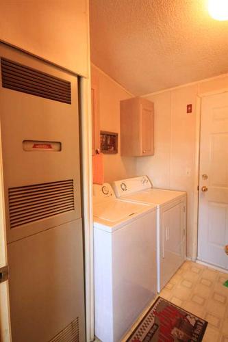 102004 Rr 161, Rural Taber, M.D. Of, AB - Indoor Photo Showing Laundry Room