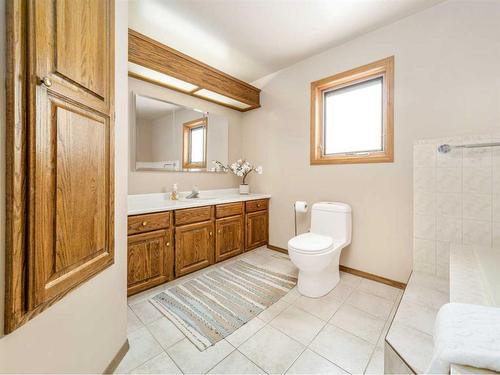 5818 46 Street, Taber, AB - Indoor Photo Showing Bathroom