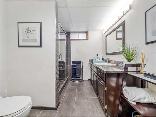 5818 46 Street, Taber, AB - Indoor Photo Showing Bathroom