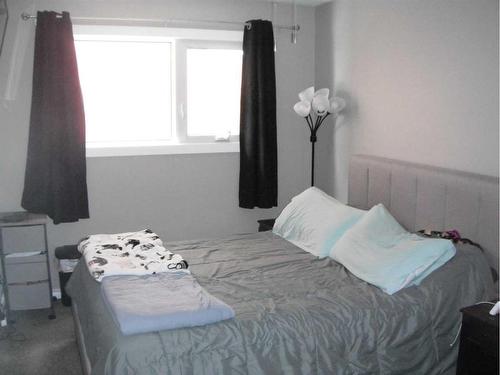 113 14 Street North, Lethbridge, AB - Indoor Photo Showing Bedroom