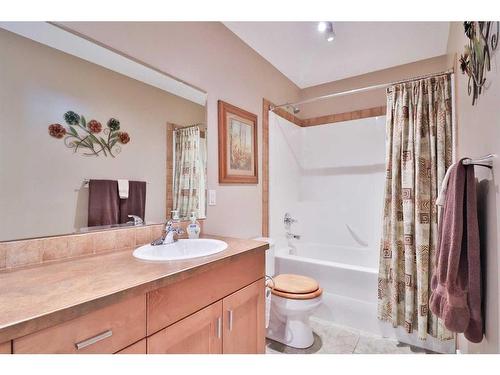 360 E 1 Avenue South, Magrath, AB - Indoor Photo Showing Bathroom