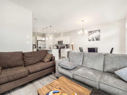 2-79 Aquitania Circle West, Lethbridge, AB - Indoor Photo Showing Living Room