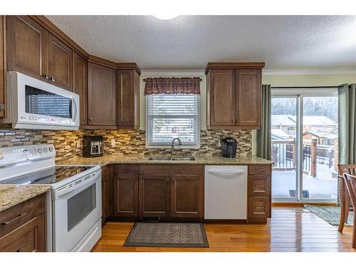 3034 222 Street, Bellevue, AB - Indoor Photo Showing Kitchen With Double Sink