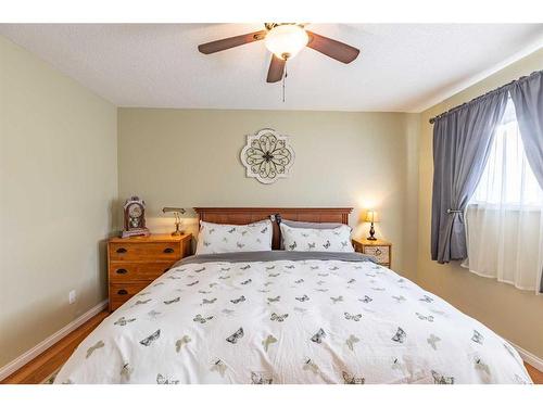 3034 222 Street, Bellevue, AB - Indoor Photo Showing Bedroom