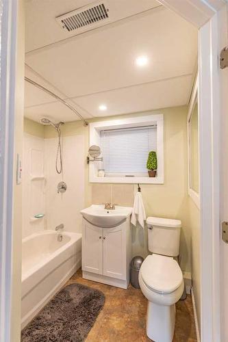 3034 222 Street, Bellevue, AB - Indoor Photo Showing Bathroom