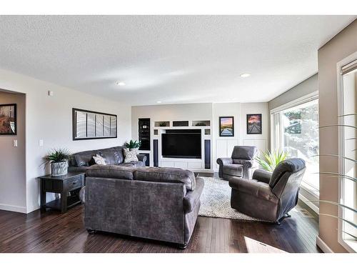 141 Coachwood Point, Lethbridge, AB - Indoor Photo Showing Living Room