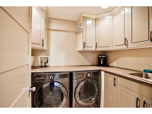 141 Coachwood Point, Lethbridge, AB - Indoor Photo Showing Laundry Room