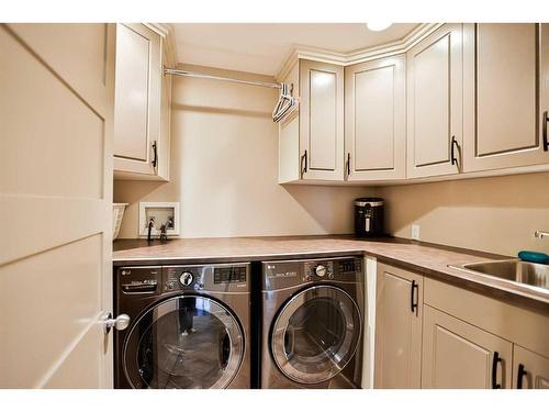 141 Coachwood Point West, Lethbridge, AB - Indoor Photo Showing Laundry Room