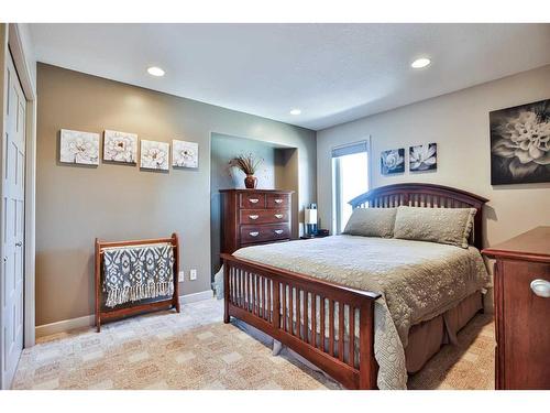 141 Coachwood Point, Lethbridge, AB - Indoor Photo Showing Bedroom