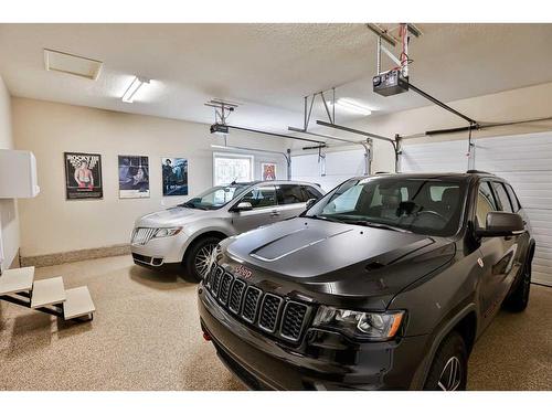 141 Coachwood Point West, Lethbridge, AB - Indoor Photo Showing Garage