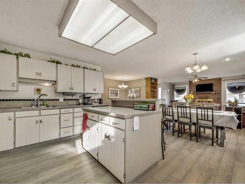 332 Leaside Avenue South, Lethbridge, AB - Indoor Photo Showing Kitchen