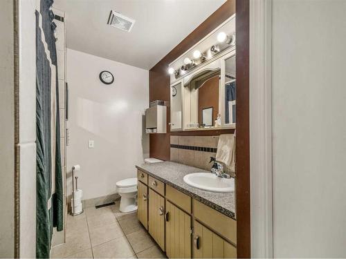 332 Leaside Avenue South, Lethbridge, AB - Indoor Photo Showing Bathroom