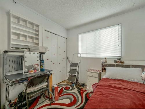 332 Leaside Avenue South, Lethbridge, AB - Indoor Photo Showing Bedroom