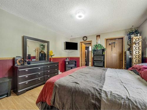 332 Leaside Avenue South, Lethbridge, AB - Indoor Photo Showing Bedroom