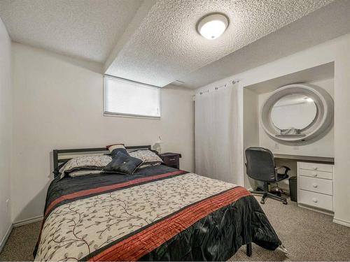 332 Leaside Avenue South, Lethbridge, AB - Indoor Photo Showing Bedroom