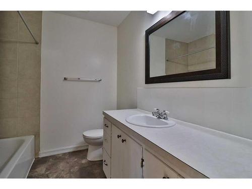 143, 145 7A Avenue West, Cardston, AB - Indoor Photo Showing Bathroom