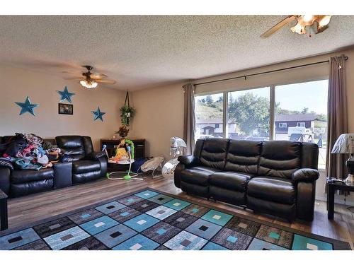 143, 145 7A Avenue West, Cardston, AB - Indoor Photo Showing Living Room