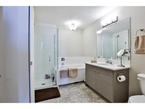4-47 Aquitania Circle West, Lethbridge, AB - Indoor Photo Showing Bathroom
