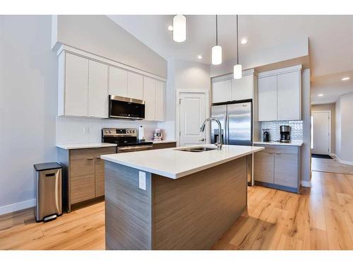 4-47 Aquitania Circle West, Lethbridge, AB - Indoor Photo Showing Kitchen With Upgraded Kitchen