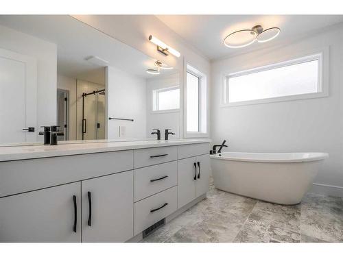 4437 31 Avenue South, Lethbridge, AB - Indoor Photo Showing Bathroom
