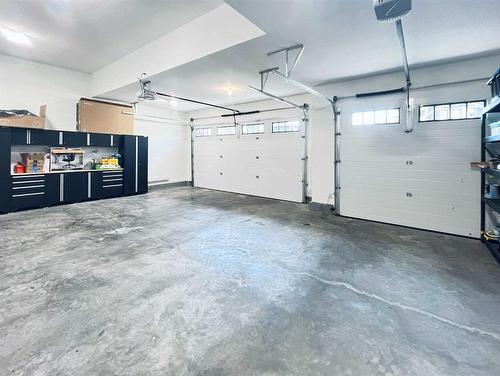 190 Canyon Estates Way West, Lethbridge, AB - Indoor Photo Showing Garage
