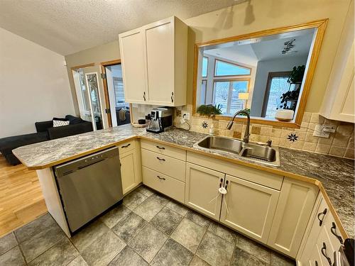 101 Avro Anson Road, Fort Macleod, AB - Indoor Photo Showing Kitchen With Double Sink