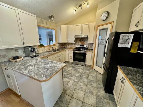 101 Avro Anson Road, Fort Macleod, AB - Indoor Photo Showing Kitchen With Double Sink