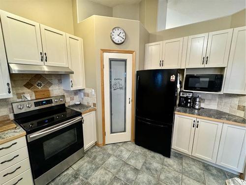 101 Avro Anson Road, Fort Macleod, AB - Indoor Photo Showing Kitchen