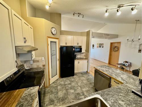 101 Avro Anson Road, Fort Macleod, AB - Indoor Photo Showing Kitchen