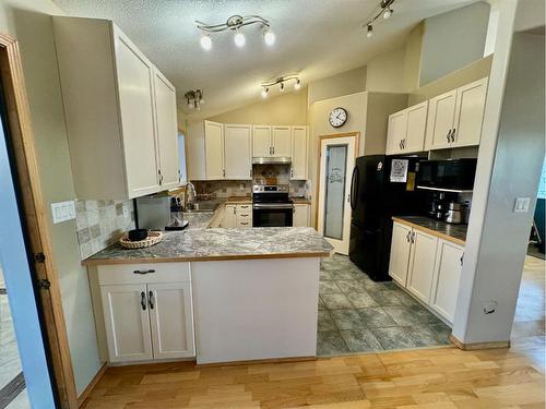 101 Avro Anson Road, Fort Macleod, AB - Indoor Photo Showing Kitchen