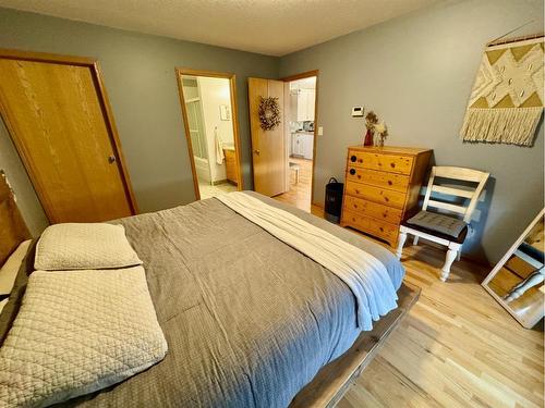 101 Avro Anson Road, Fort Macleod, AB - Indoor Photo Showing Bedroom