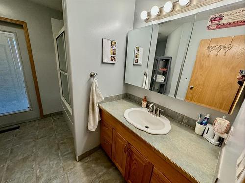 101 Avro Anson Road, Fort Macleod, AB - Indoor Photo Showing Bathroom