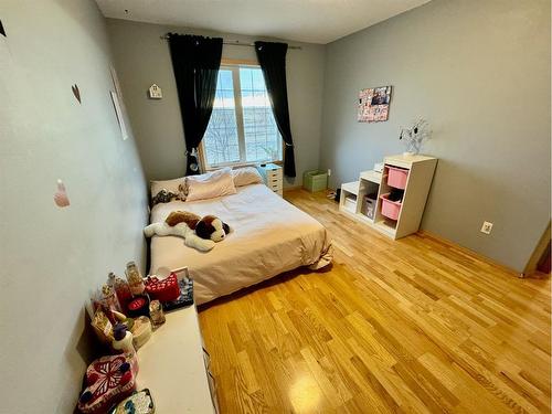 101 Avro Anson Road, Fort Macleod, AB - Indoor Photo Showing Bedroom