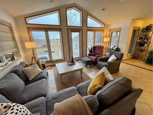 101 Avro Anson Road, Fort Macleod, AB - Indoor Photo Showing Living Room