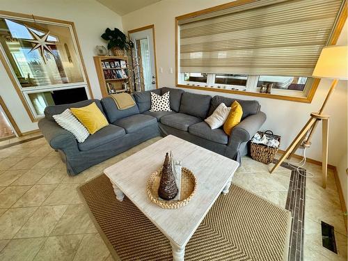 101 Avro Anson Road, Fort Macleod, AB - Indoor Photo Showing Living Room