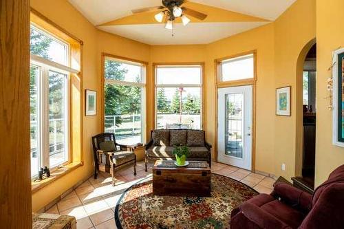 29215 Township Road 3-0, Rural Pincher Creek No. 9, M.D. Of, AB - Indoor Photo Showing Living Room