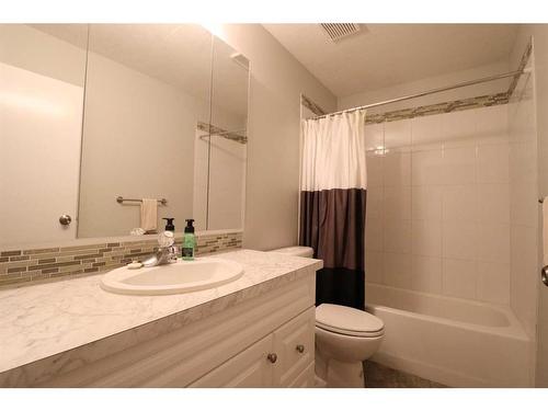 87 Athabasca Road West, Lethbridge, AB - Indoor Photo Showing Bathroom
