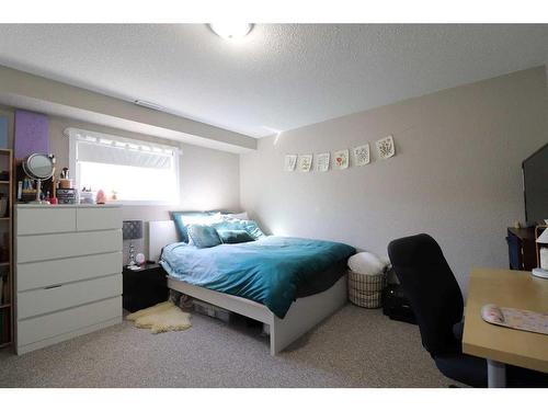 87 Athabasca Road West, Lethbridge, AB - Indoor Photo Showing Bedroom