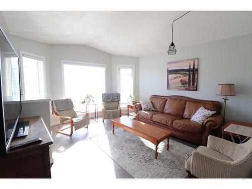 87 Athabasca Road West, Lethbridge, AB - Indoor Photo Showing Living Room
