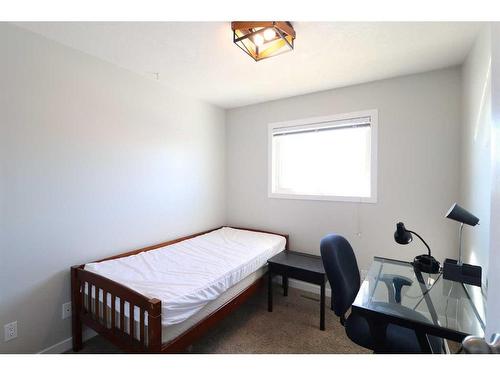 87 Athabasca Road West, Lethbridge, AB - Indoor Photo Showing Bedroom