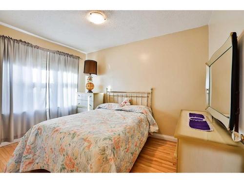 947 12A Street South, Lethbridge, AB - Indoor Photo Showing Bedroom