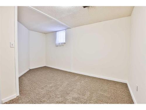 947 12A Street South, Lethbridge, AB - Indoor Photo Showing Other Room