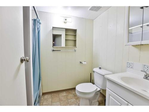 947 12A Street South, Lethbridge, AB - Indoor Photo Showing Bathroom