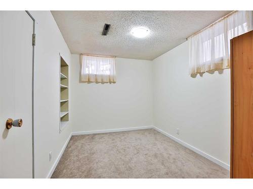 947 12A Street South, Lethbridge, AB - Indoor Photo Showing Other Room