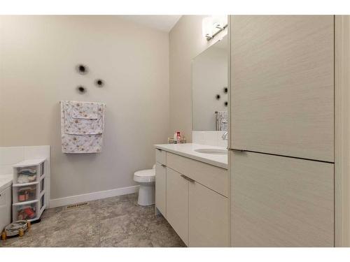 1-59 Aquitania Circle West, Lethbridge, AB - Indoor Photo Showing Bathroom